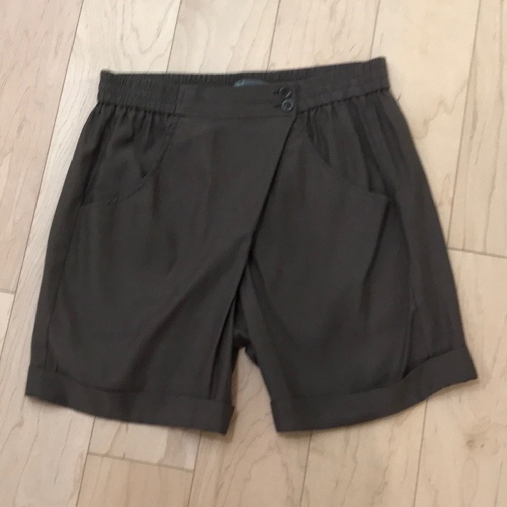Vince brown modern cut shorts Size S